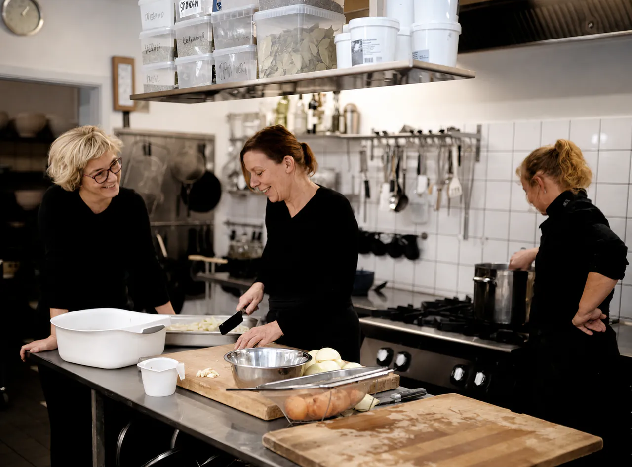 Des professionnelles préparent le service ensemble en cuisine.